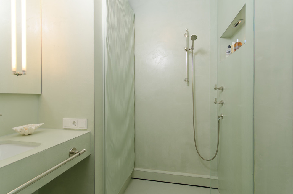 Cette image montre une salle de bain design de taille moyenne avec un placard avec porte à panneau surélevé, des portes de placards vertess, une baignoire encastrée, une douche à l'italienne, un bidet, un mur vert, un lavabo encastré, un sol vert et aucune cabine.