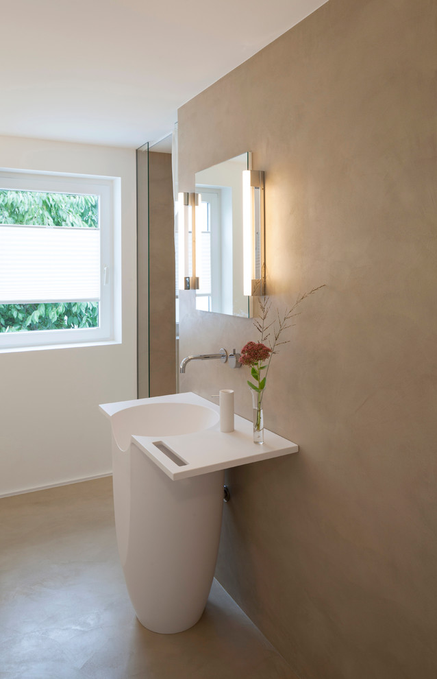 Inspiration för ett mellanstort funkis vit vitt badrum med dusch, med släta luckor, vita skåp, betonggolv, bänkskiva i akrylsten och beiget golv