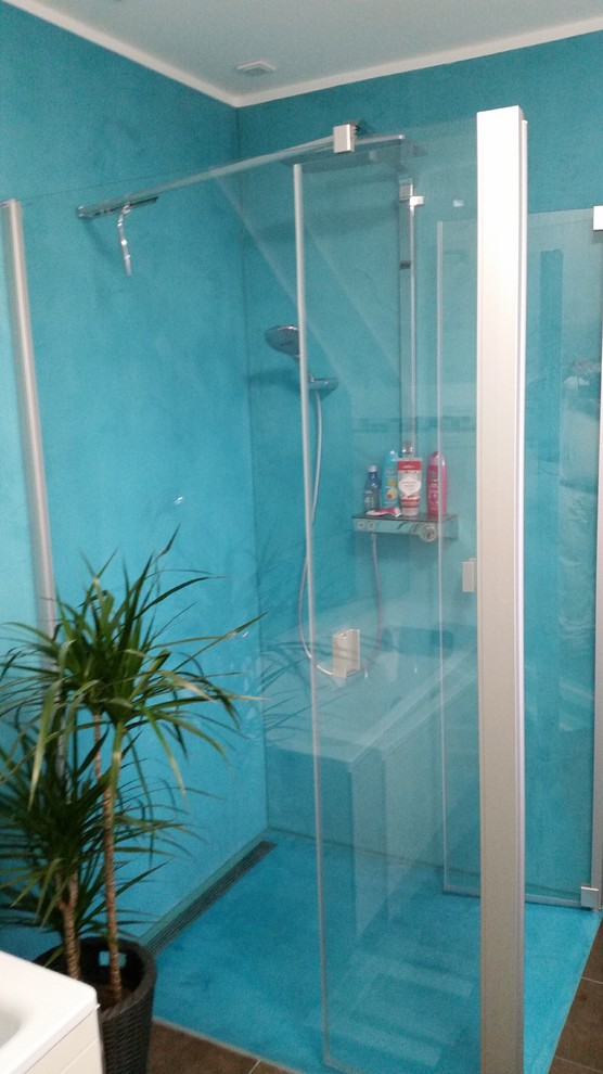 Mittelgroßes Modernes Badezimmer mit Einbaubadewanne, bodengleicher Dusche, blauen Fliesen, Steinfliesen, blauer Wandfarbe und Schiebetür-Duschabtrennung in Köln