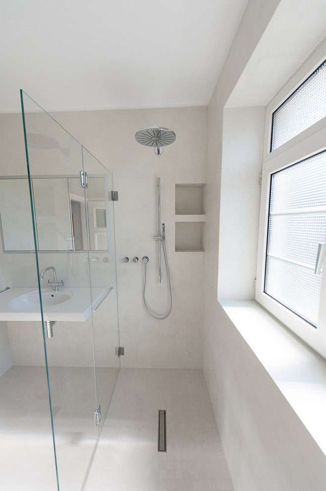 Design ideas for a contemporary bathroom in Cologne.
