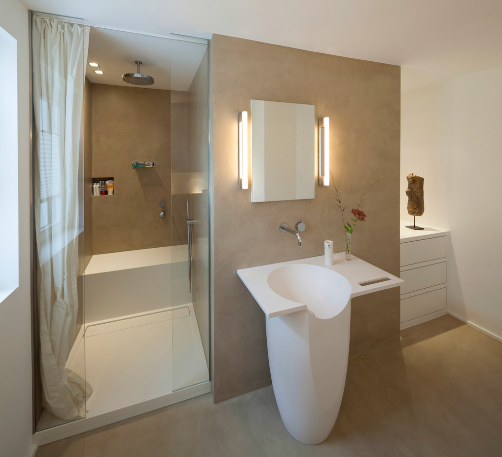 Mittelgroßes Modernes Duschbad mit flächenbündigen Schrankfronten, weißen Schränken, Mineralwerkstoff-Waschtisch und weißer Waschtischplatte in Köln