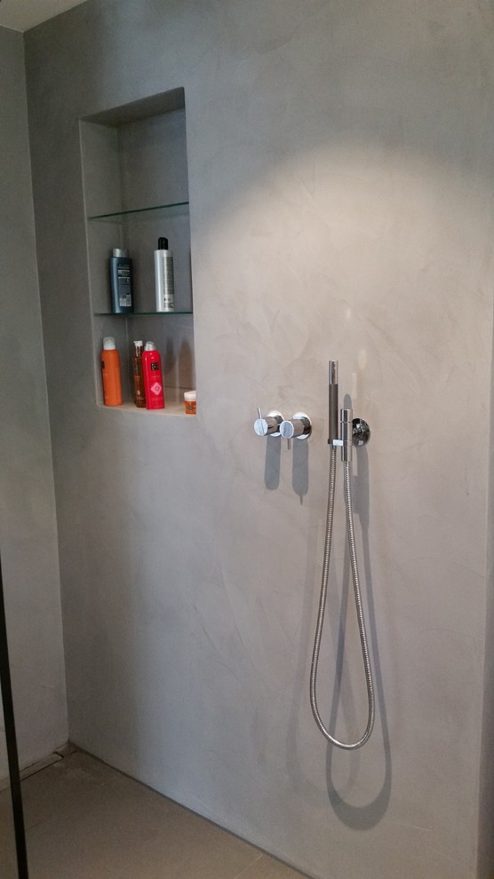 Идея дизайна: ванная комната в современном стиле с серыми стенами и бетонным полом