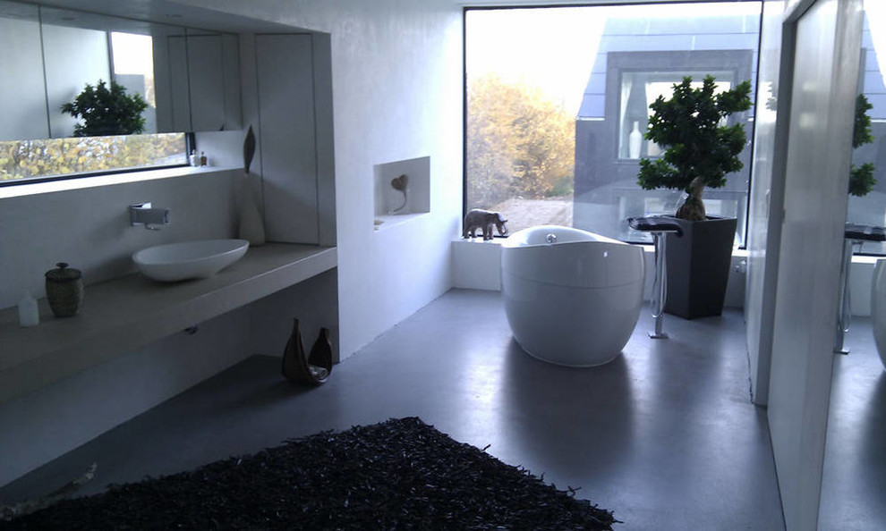Cette photo montre une salle de bain tendance avec un mur blanc et sol en béton ciré.