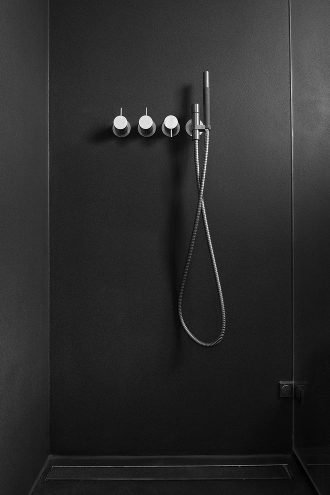 Idée de décoration pour une salle de bain design avec un mur noir.