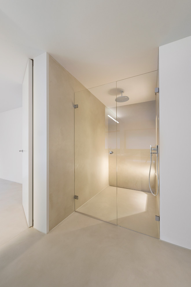На фото: огромная главная ванная комната в современном стиле с душем в нише и белыми стенами
