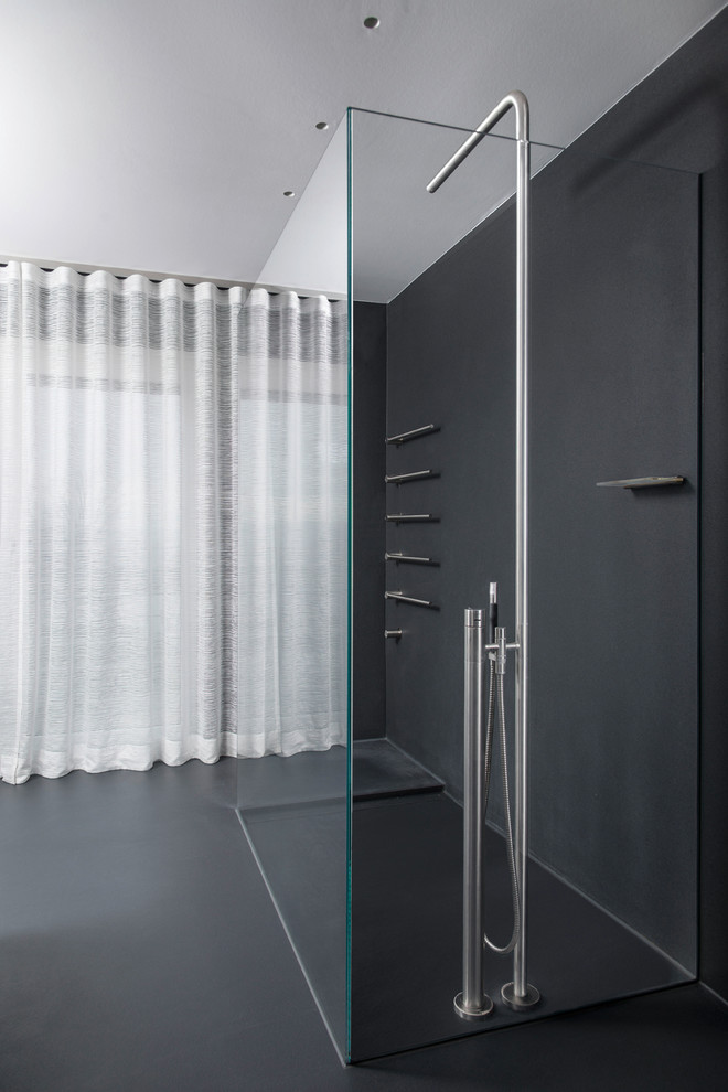 Ejemplo de cuarto de baño actual grande con ducha a ras de suelo y paredes negras