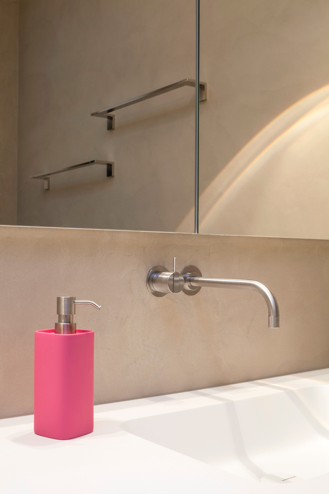 Идея дизайна: ванная комната в современном стиле с душем без бортиков, бежевыми стенами, душевой кабиной и раковиной с несколькими смесителями