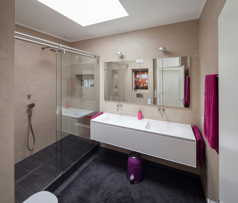 Modelo de cuarto de baño contemporáneo con ducha a ras de suelo, paredes beige y lavabo de seno grande