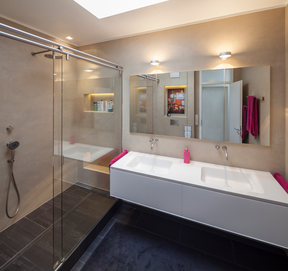 Modernes Duschbad mit weißen Schränken, beiger Wandfarbe und Trogwaschbecken in Köln