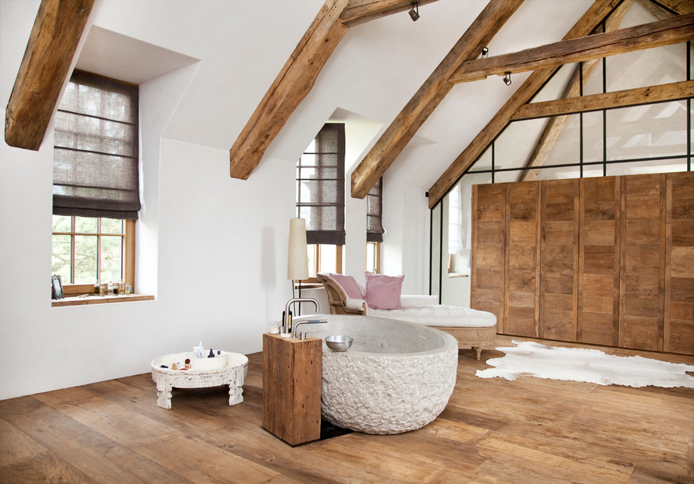 На фото: огромная ванная комната в стиле кантри с белыми стенами, паркетным полом среднего тона и коричневым полом с