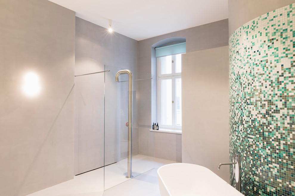 Inspiration för ett stort funkis badrum med dusch, med ett fristående badkar, grå väggar, betonggolv, grått golv, en öppen dusch, blå kakel, brun kakel, flerfärgad kakel, grön kakel, mosaik och med dusch som är öppen