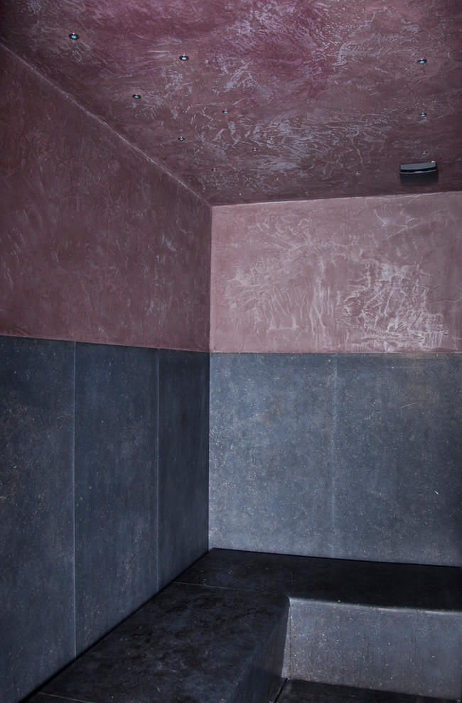 Modern inredning av ett mellanstort badrum med dusch, med skiffergolv, ett konsol handfat, bänkskiva i betong, släta luckor, ett fristående badkar, en öppen dusch, en vägghängd toalettstol, grå kakel, marmorkakel, bruna väggar, grått golv och med dusch som är öppen