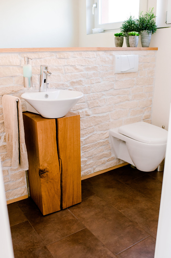 Modelo de cuarto de baño de estilo de casa de campo pequeño con sanitario de dos piezas, paredes beige, suelo de baldosas de porcelana y suelo marrón