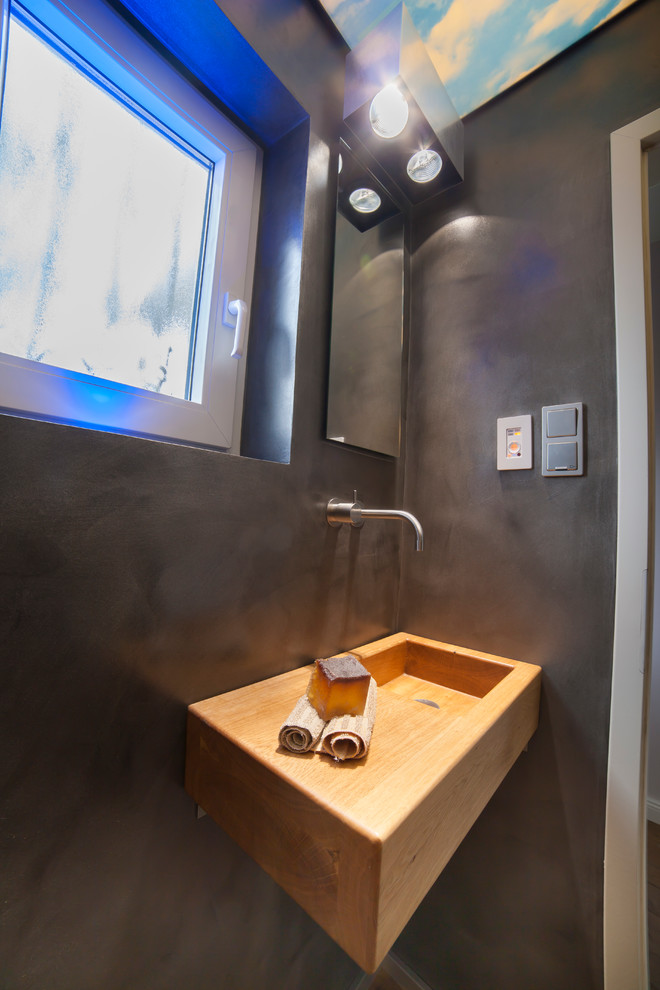 Kleine Moderne Gästetoilette mit Waschtisch aus Holz in Köln