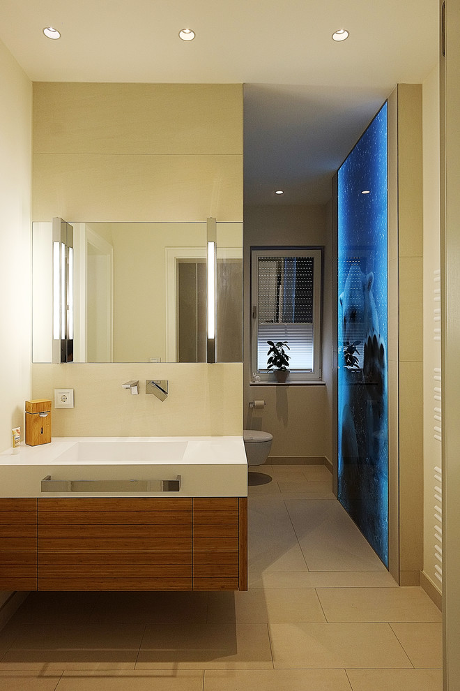 Exempel på ett stort modernt en-suite badrum, med släta luckor, skåp i mellenmörkt trä, ett fristående badkar, en kantlös dusch, en vägghängd toalettstol, beige kakel, perrakottakakel, beige väggar, cementgolv, ett fristående handfat, bänkskiva i akrylsten, beiget golv och med dusch som är öppen