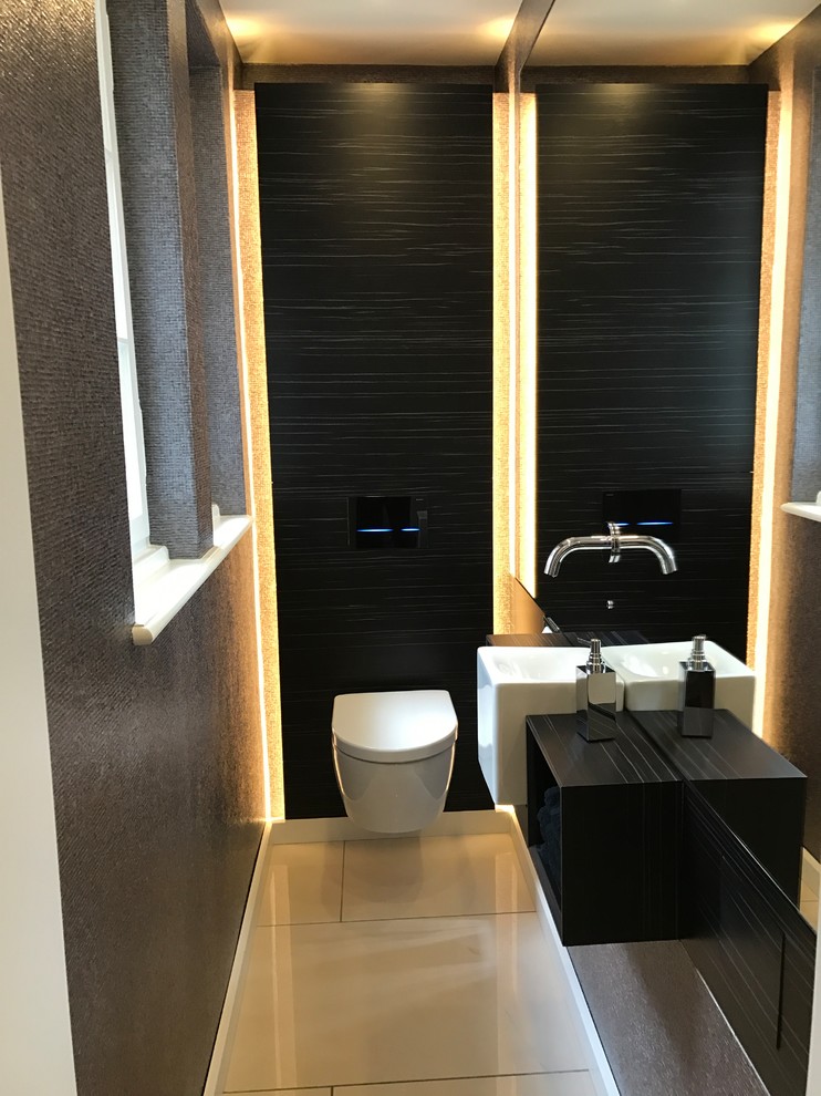 Esempio di una piccola stanza da bagno minimal con piastrelle marroni, pareti marroni, pavimento in cementine, lavabo sospeso, pavimento beige e WC sospeso