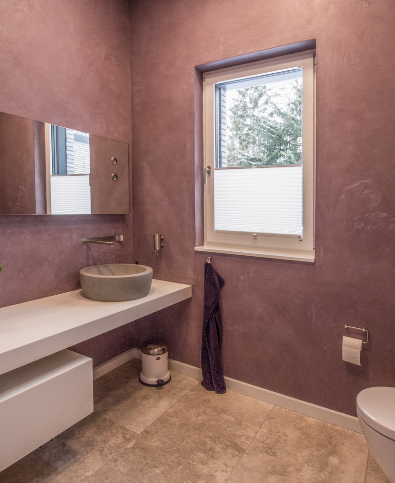 Foto di una piccola stanza da bagno minimal con pavimento in pietra calcarea, lavabo a bacinella e top in legno