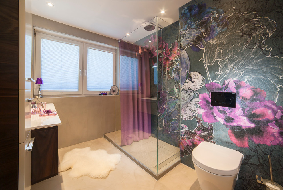Exempel på ett mellanstort eklektiskt badrum med dusch, med släta luckor, skåp i mörkt trä, en öppen dusch, en vägghängd toalettstol, flerfärgade väggar, betonggolv, ett nedsänkt handfat och bänkskiva i akrylsten