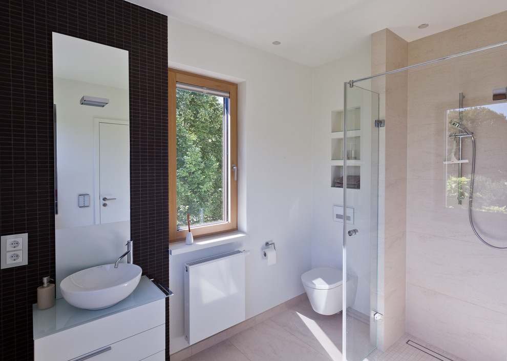 Exempel på ett mellanstort modernt badrum, med en kantlös dusch och beige kakel
