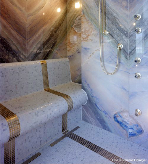 ハノーファーにあるトラディショナルスタイルのおしゃれな浴室 (バリアフリー、緑の壁) の写真