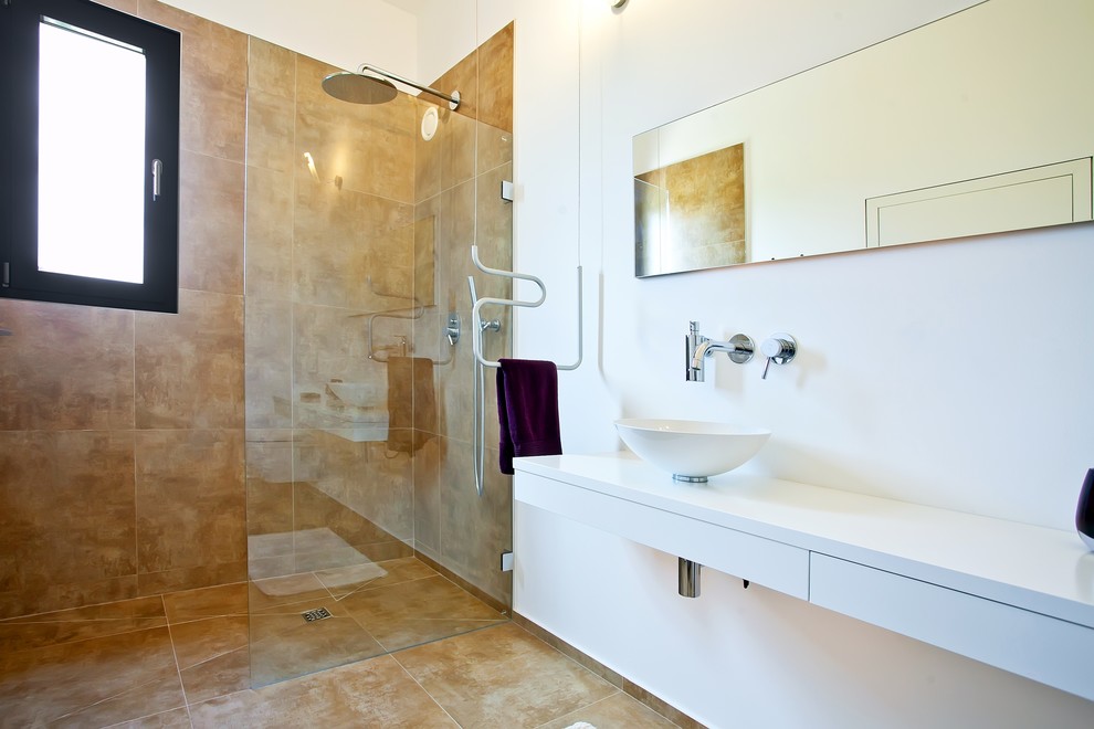 Пример оригинального дизайна: ванная комната в современном стиле с плоскими фасадами, белыми фасадами, открытым душем, коричневой плиткой, белыми стенами, настольной раковиной и открытым душем