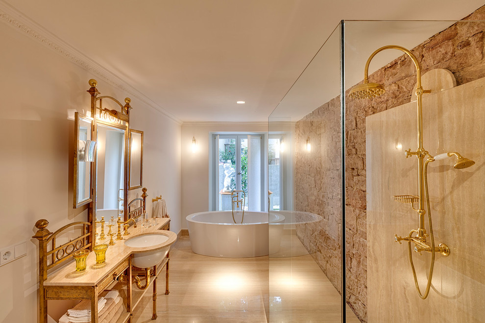 Стильный дизайн: большая главная ванная комната в классическом стиле с врезной раковиной, открытыми фасадами, отдельно стоящей ванной, душем без бортиков, бежевой плиткой и бежевыми стенами - последний тренд
