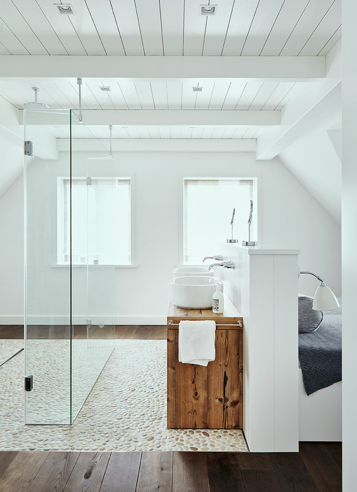 Foto på ett mellanstort maritimt brun en-suite badrum, med bruna skåp, en kantlös dusch, kalkstensgolv, ett fristående handfat och träbänkskiva