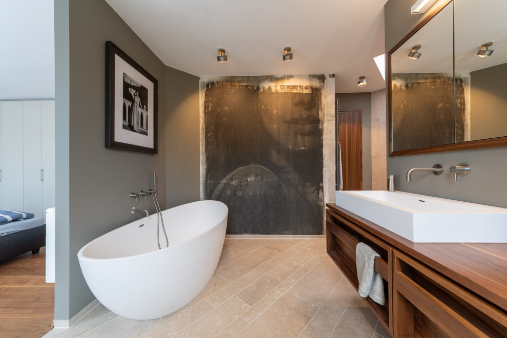 На фото: большая главная ванная комната в современном стиле с серыми стенами и бежевым полом с