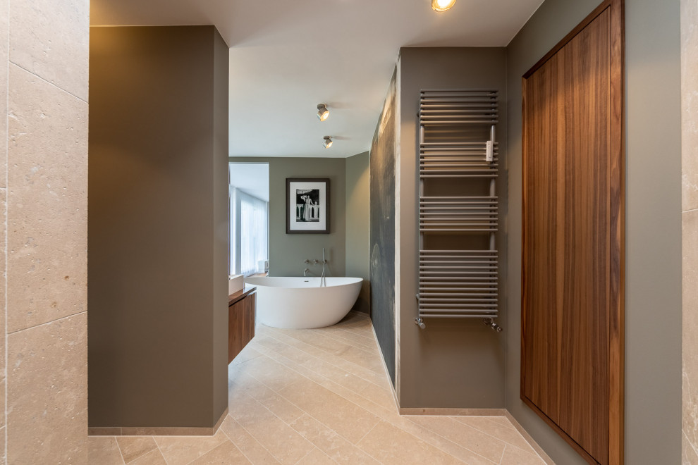 Modelo de cuarto de baño principal actual grande con paredes grises y suelo beige