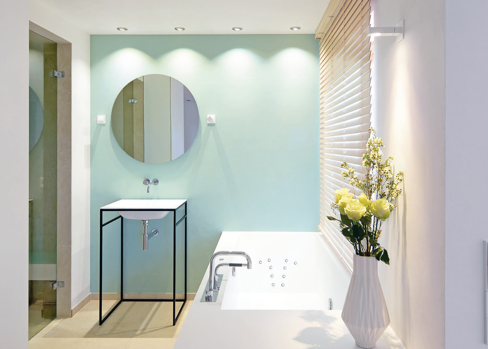 Пример оригинального дизайна: главная ванная комната среднего размера в скандинавском стиле с накладной ванной, белыми стенами, консольной раковиной и бежевым полом