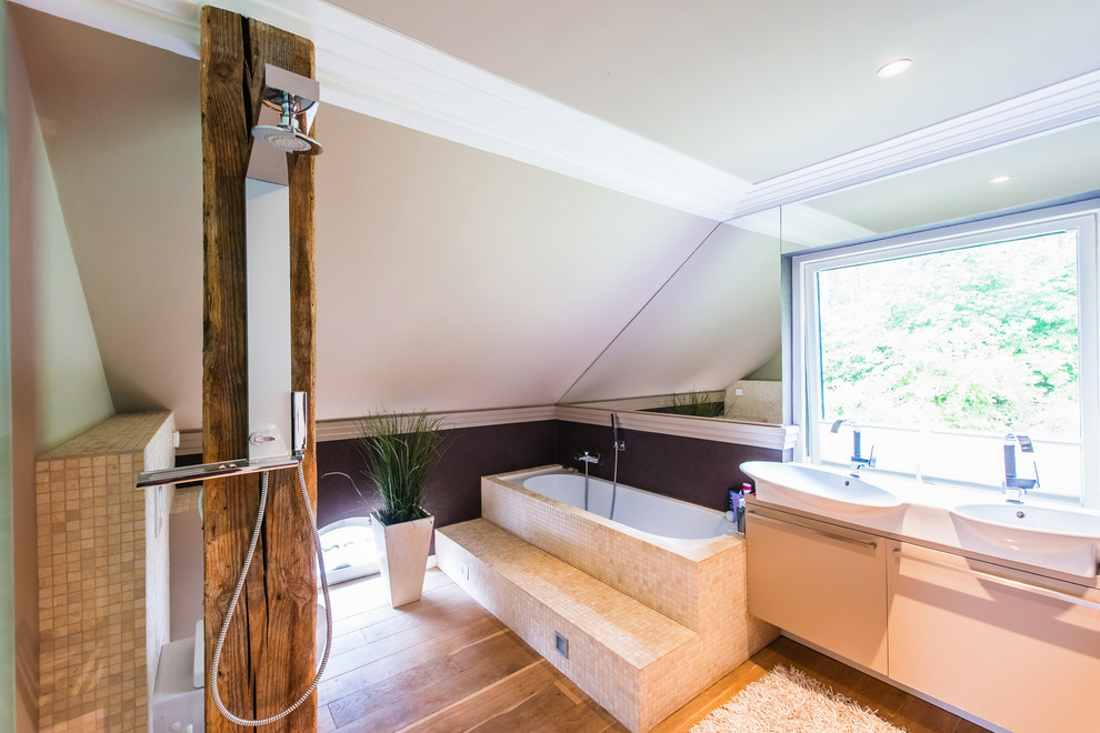 Idéer för stora funkis badrum, med släta luckor, vita skåp, ett platsbyggt badkar, en öppen dusch, beige kakel, mellanmörkt trägolv, en vägghängd toalettstol, mosaik, lila väggar och med dusch som är öppen