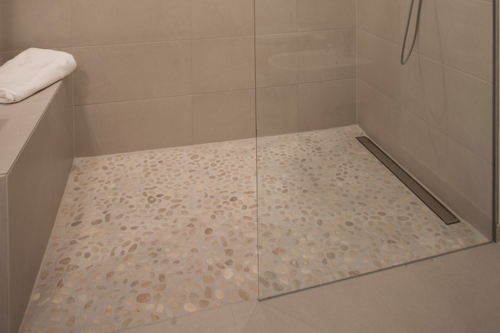 Example of a mid-sized trendy 3/4 gray tile and ceramic tile pebble tile floor walk-in shower design in Berlin with a wall-mount toilet, white walls and a vessel sink