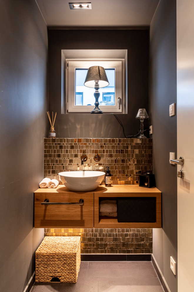 Kleines Modernes Duschbad mit braunen Schränken, bodengleicher Dusche, grauer Wandfarbe, grauem Boden und Einzelwaschbecken in München