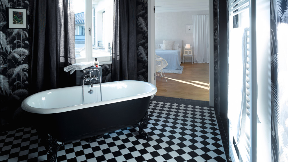 Idee per una stanza da bagno padronale contemporanea di medie dimensioni con vasca con piedi a zampa di leone e pareti multicolore