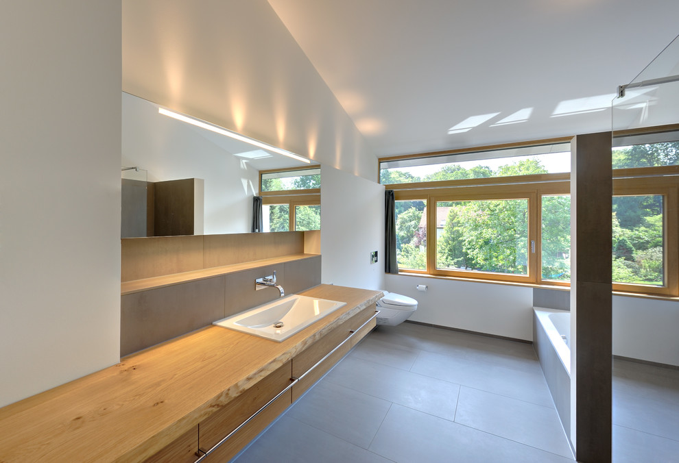This is an example of a contemporary bathroom in Bremen.