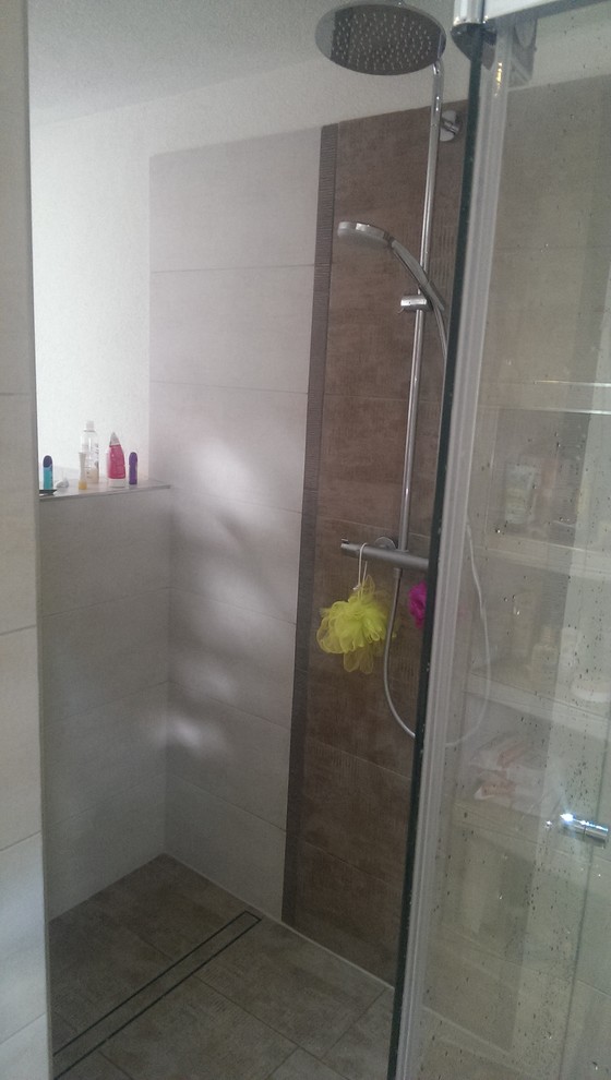 Foto di una stanza da bagno design con pareti beige e pavimento con piastrelle in ceramica