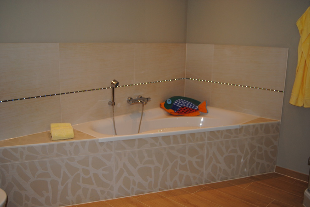 Ejemplo de cuarto de baño contemporáneo de tamaño medio