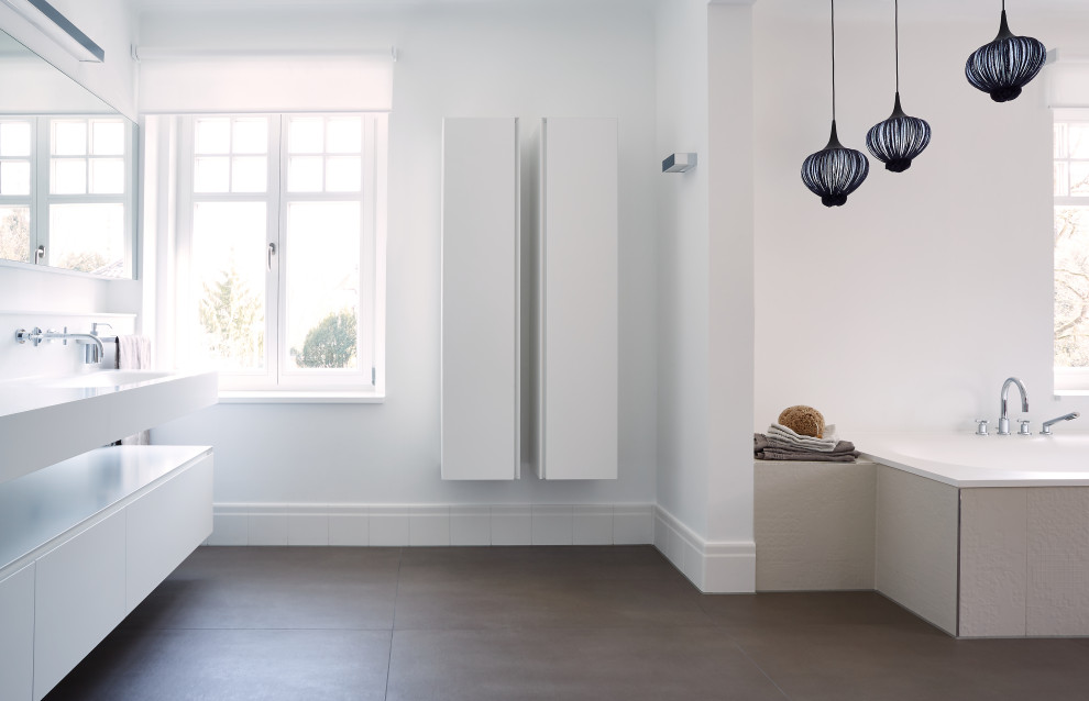 シュトゥットガルトにある高級な巨大な北欧スタイルのおしゃれなバスルーム (浴槽なし) (フラットパネル扉のキャビネット、白いキャビネット、ドロップイン型浴槽、バリアフリー、白い壁、セラミックタイルの床、一体型シンク、人工大理石カウンター、茶色い床、オープンシャワー、白い洗面カウンター) の写真