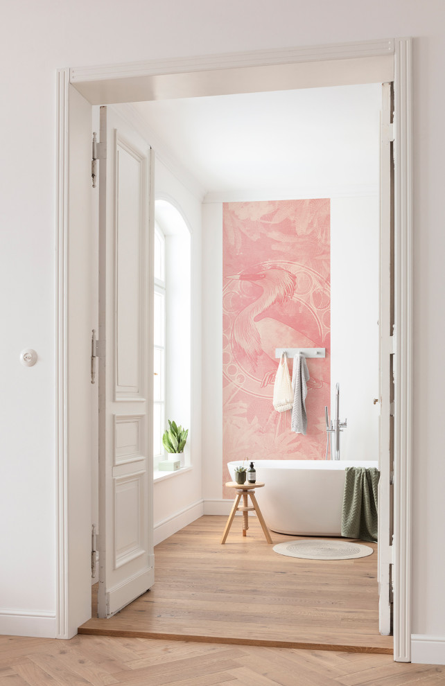 Идея дизайна: большая главная ванная комната в классическом стиле с отдельно стоящей ванной, розовыми стенами, полом из ламината, настольной раковиной и коричневым полом