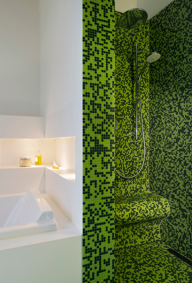 Idee per una stanza da bagno design con doccia aperta, piastrelle verdi, piastrelle a mosaico, vasca da incasso, pareti bianche, pavimento con piastrelle a mosaico e doccia aperta