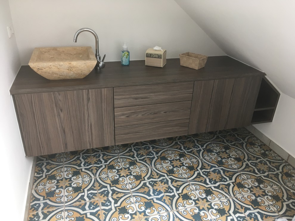 Kleines Mediterranes Badezimmer mit flächenbündigen Schrankfronten, dunklen Holzschränken, weißer Wandfarbe, Zementfliesen für Boden, Aufsatzwaschbecken, Waschtisch aus Holz und buntem Boden in München