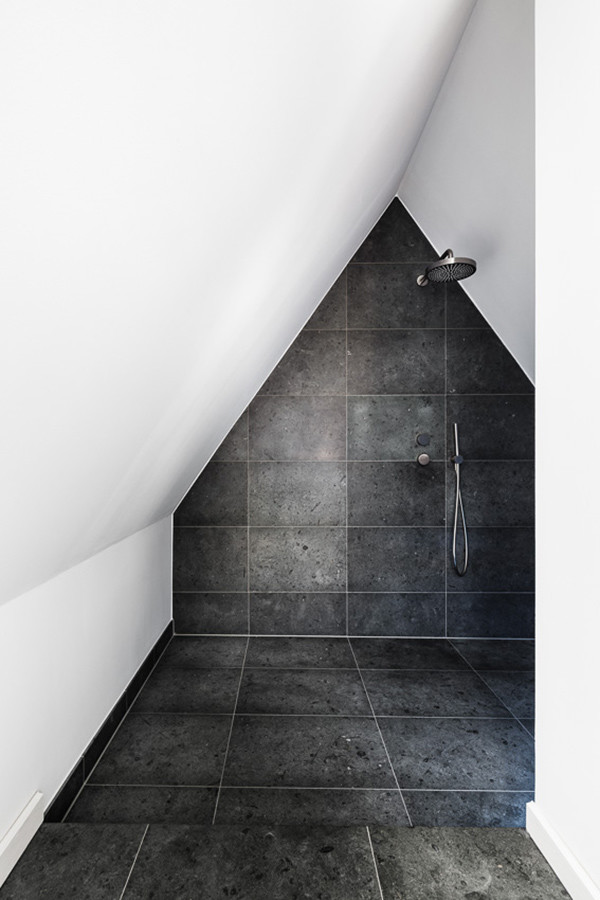 Ejemplo de cuarto de baño minimalista de tamaño medio con ducha abierta, baldosas y/o azulejos grises, losas de piedra y aseo y ducha