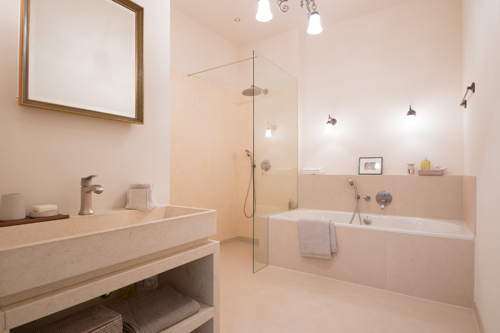 Großes Klassisches Badezimmer mit offenen Schränken, Einbaubadewanne, offener Dusche, beigen Fliesen, weißer Wandfarbe, offener Dusche, Wandtoilette und beigem Boden in Berlin