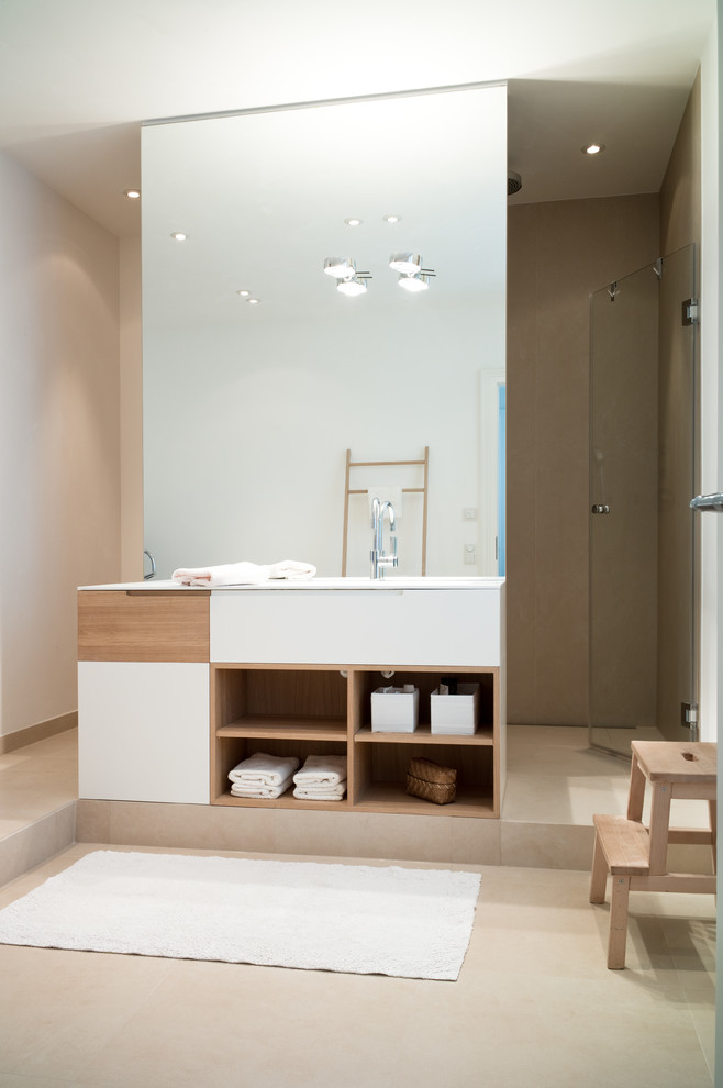 Großes Modernes Badezimmer mit offenen Schränken, weißen Schränken, beigen Fliesen, weißer Wandfarbe und Duschnische in Hamburg
