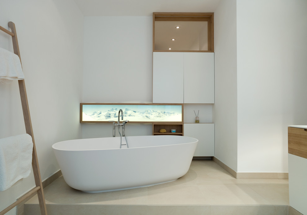 Ejemplo de cuarto de baño contemporáneo grande con armarios con paneles lisos, puertas de armario blancas, bañera exenta y paredes blancas
