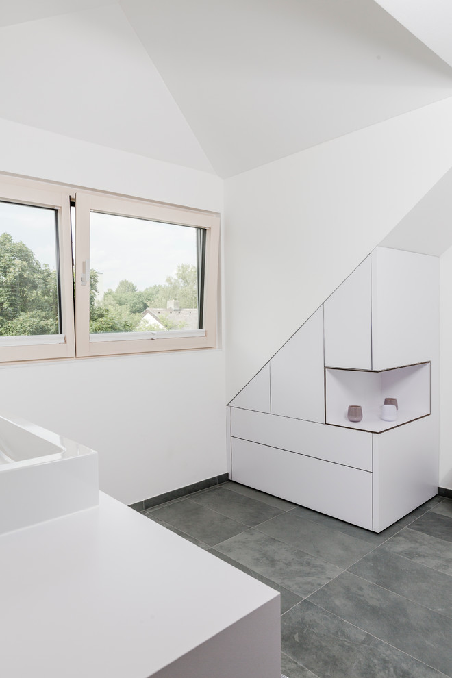 Foto de cuarto de baño actual de tamaño medio con armarios con paneles lisos, puertas de armario blancas y aseo y ducha