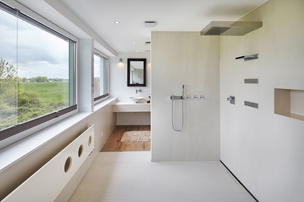 Modelo de cuarto de baño principal contemporáneo de tamaño medio con puertas de armario blancas, paredes blancas, suelo de madera en tonos medios y encimera de acrílico