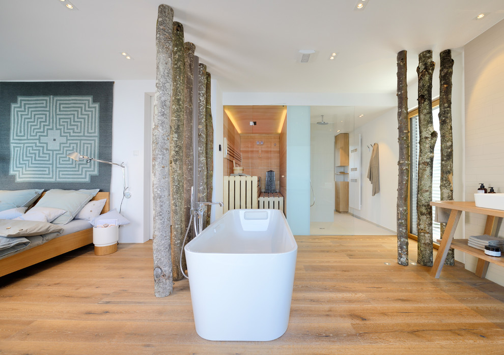 Idées déco pour un grand sauna contemporain en bois clair avec un placard à porte plane, une baignoire indépendante, un carrelage beige, des carreaux de céramique, un mur blanc, un sol en bois brun, une vasque et un plan de toilette en bois.