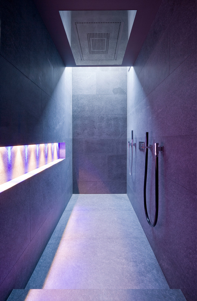 Diseño de cuarto de baño contemporáneo grande con ducha doble, baldosas y/o azulejos grises, losas de piedra y paredes grises
