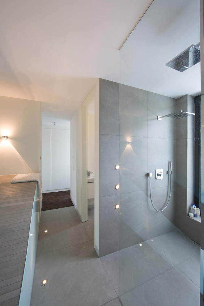 Стильный дизайн: большая ванная комната в современном стиле с серой плиткой, белыми стенами, плиткой из листового камня и двойным душем - последний тренд